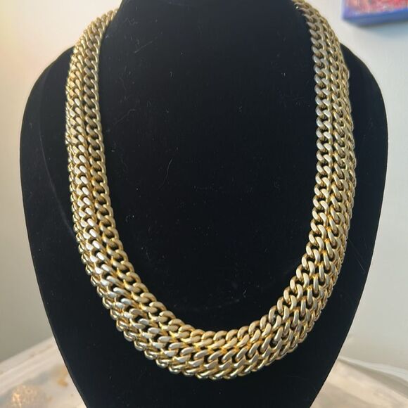Elegant Gold-Tone Chain Necklace - Picture 3 of 3